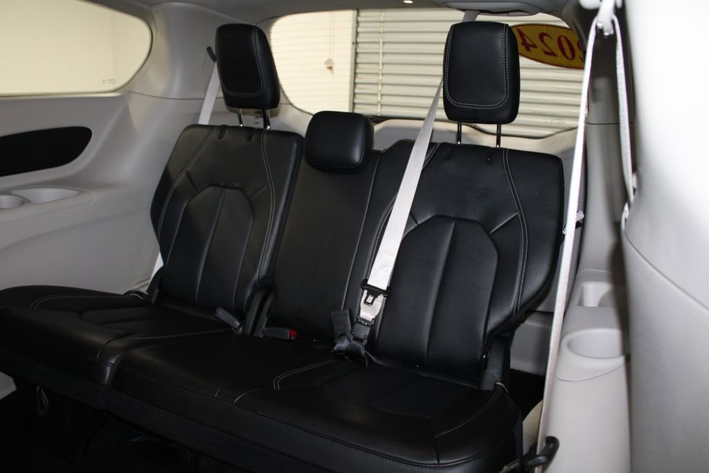 Used 2024 Chrysler Pacifica Touring-L image 26