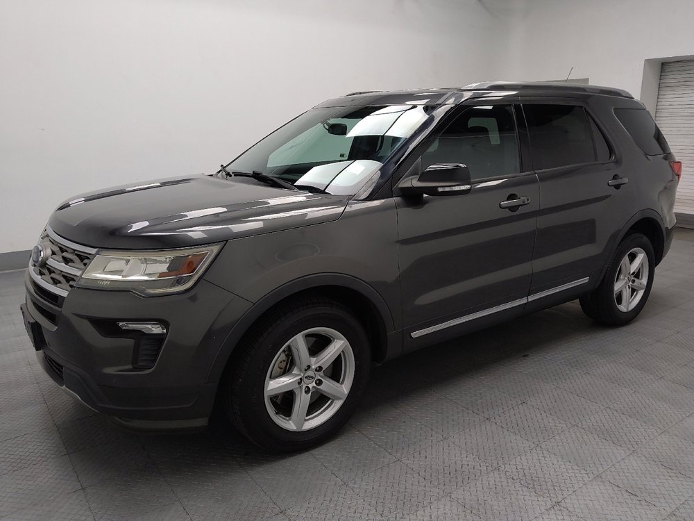 Used 2018 Ford Explorer XLT w/ Equipment Group 202A FWD image 2