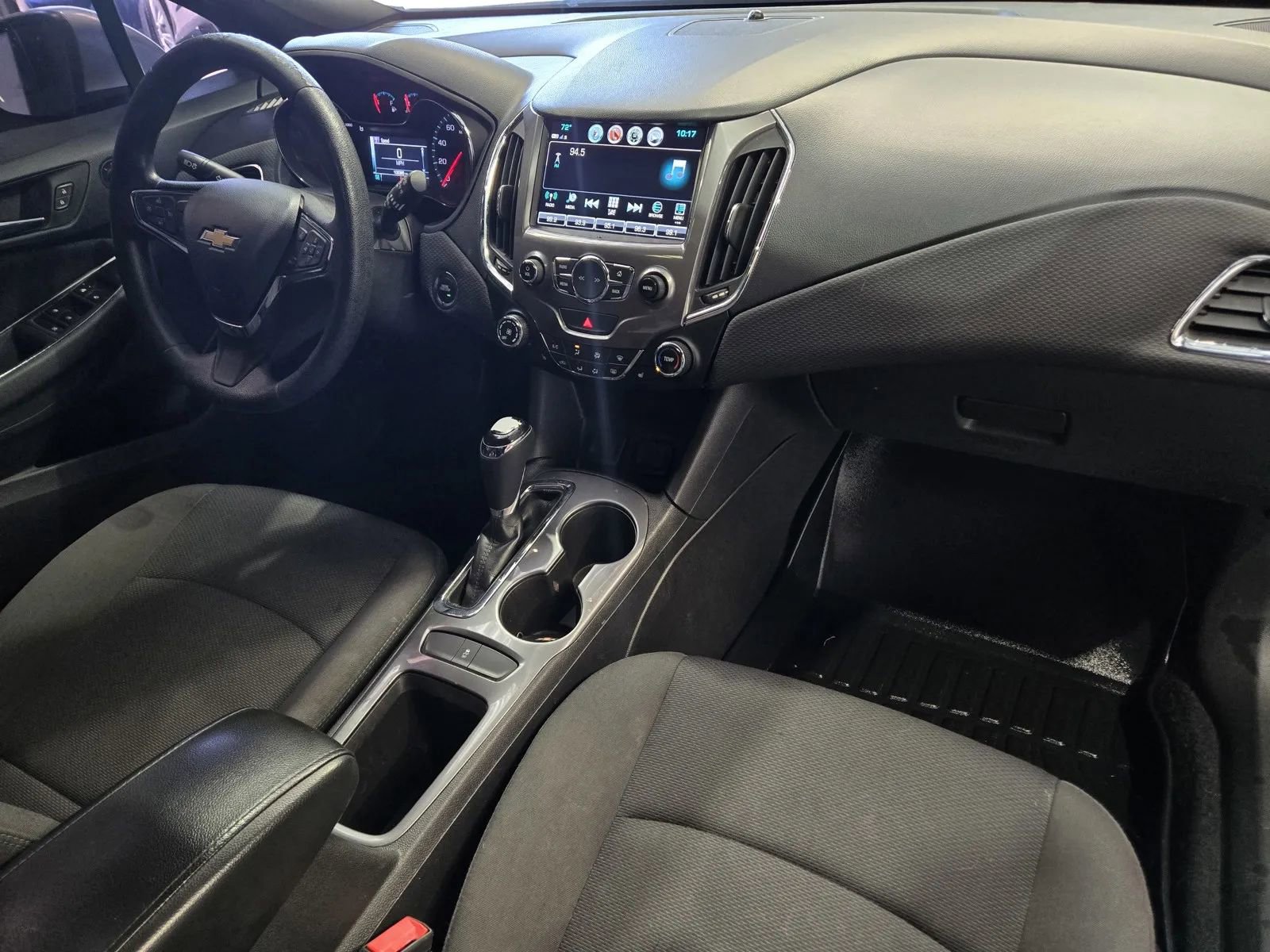 Used 2018 Chevrolet Cruze LT w/ Sun And Sound Package FWD image 5