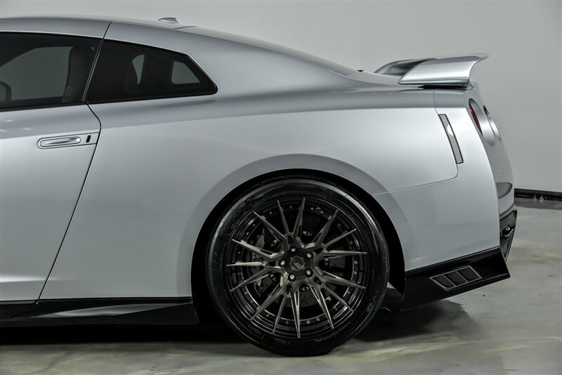 Used 2020 Nissan GT-R Premium AWD/4WD image 9