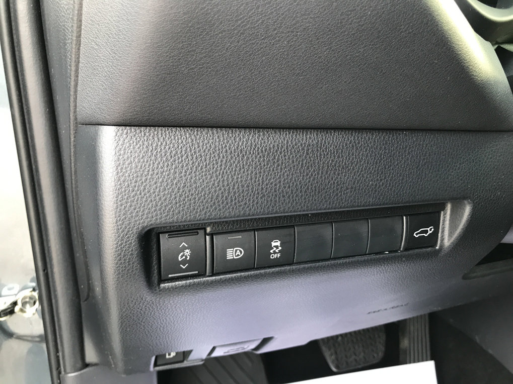 Used 2022 Toyota Venza XLE image 15