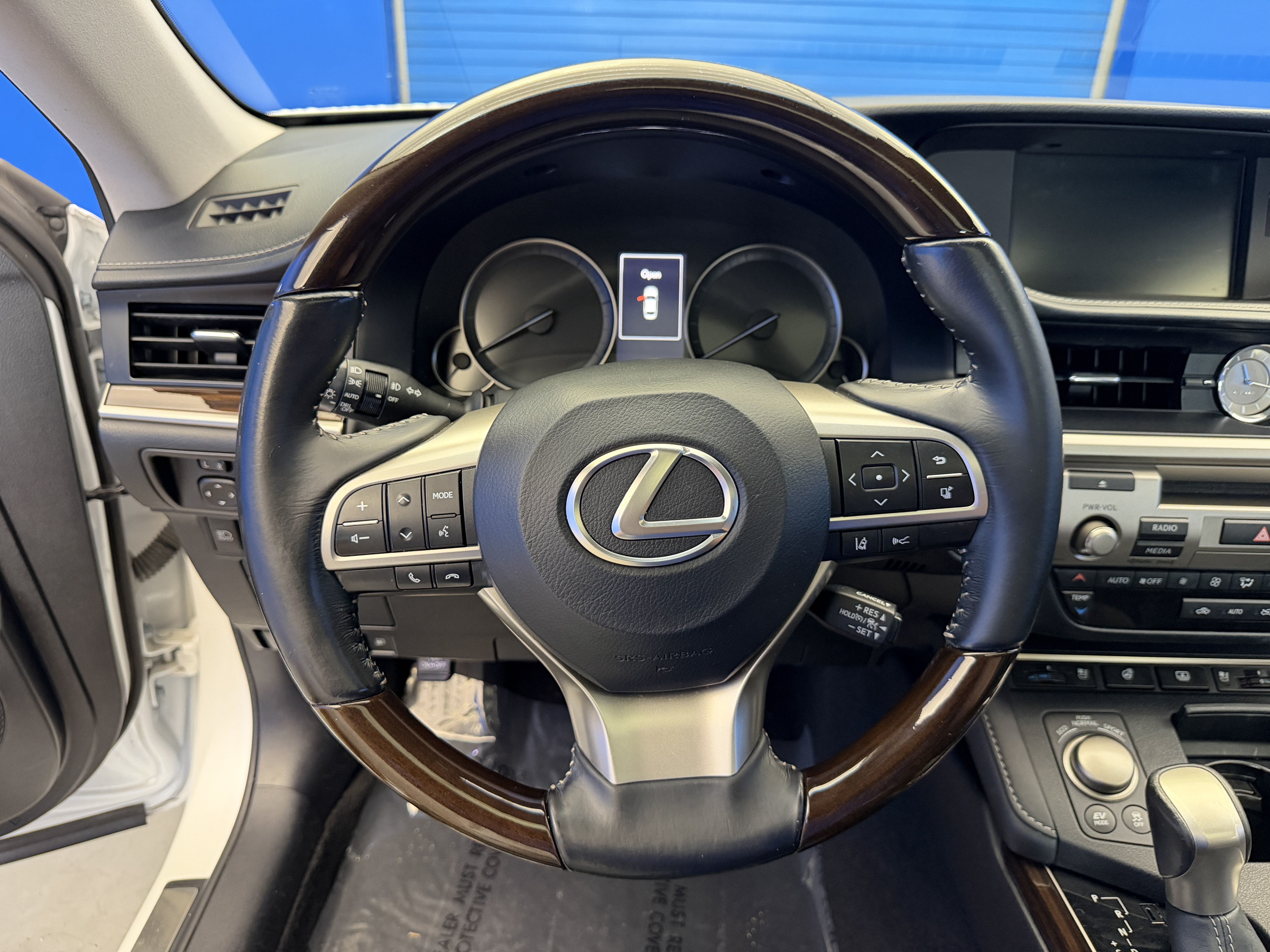 Used 2016 Lexus ES 300h w/ Luxury Package w/Wood Trim FWD image 14