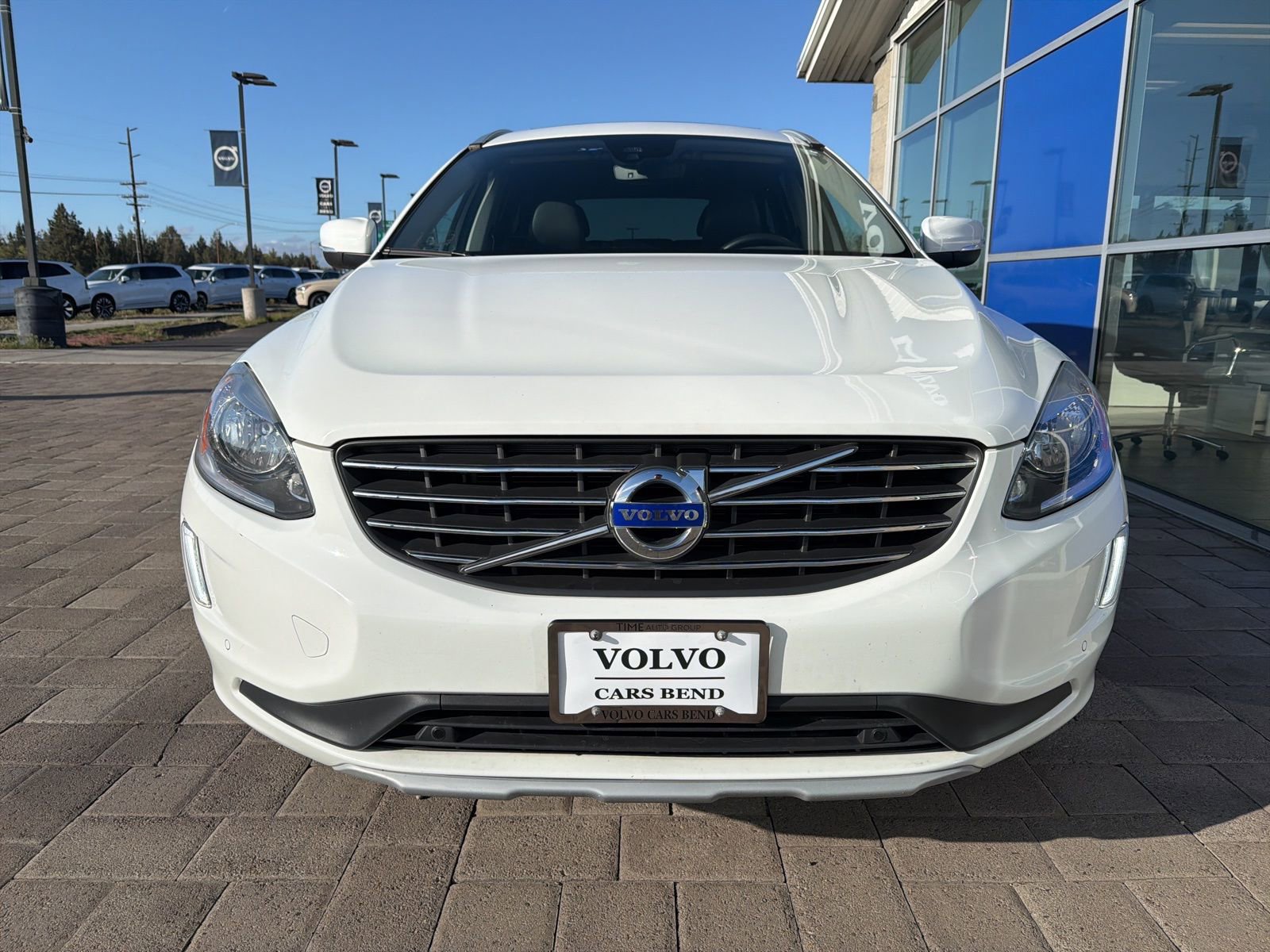 Used 2016 Volvo XC60 T6 w/ Proximity Package AWD/4WD image 3