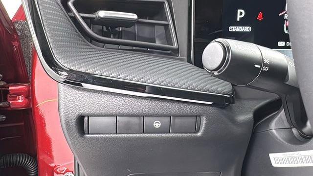 Used 2025 Nissan Kicks SR w/ Illumination Package image 32