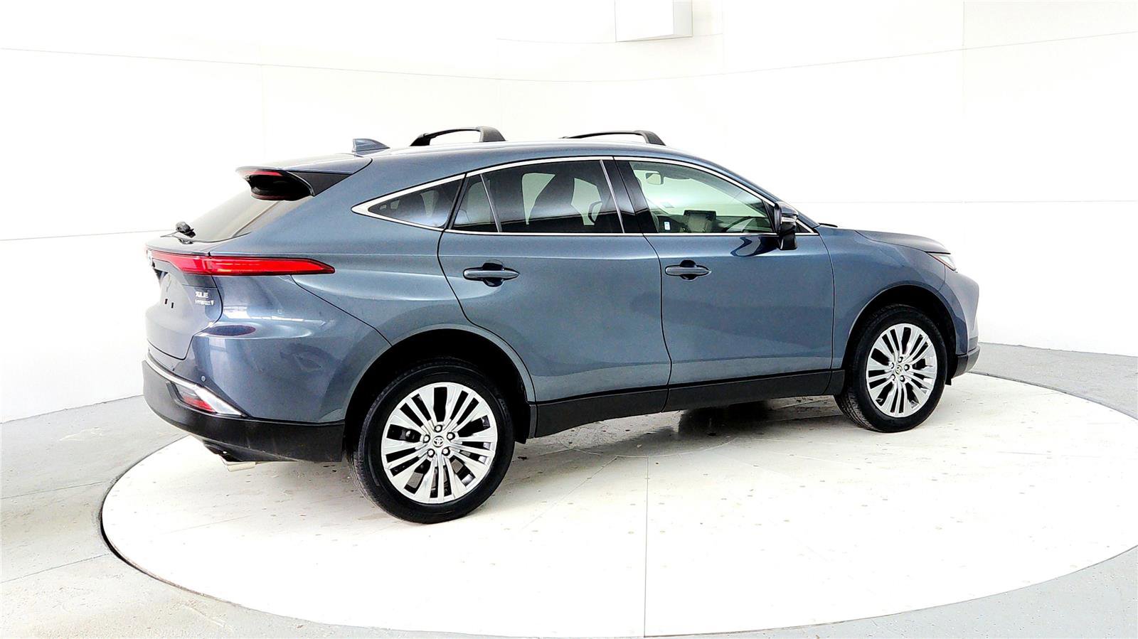 Certified 2022 Toyota Venza XLE image 6