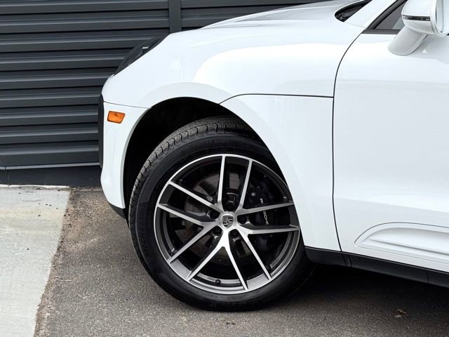 Certified 2025 Porsche Macan AWD/4WD image 12