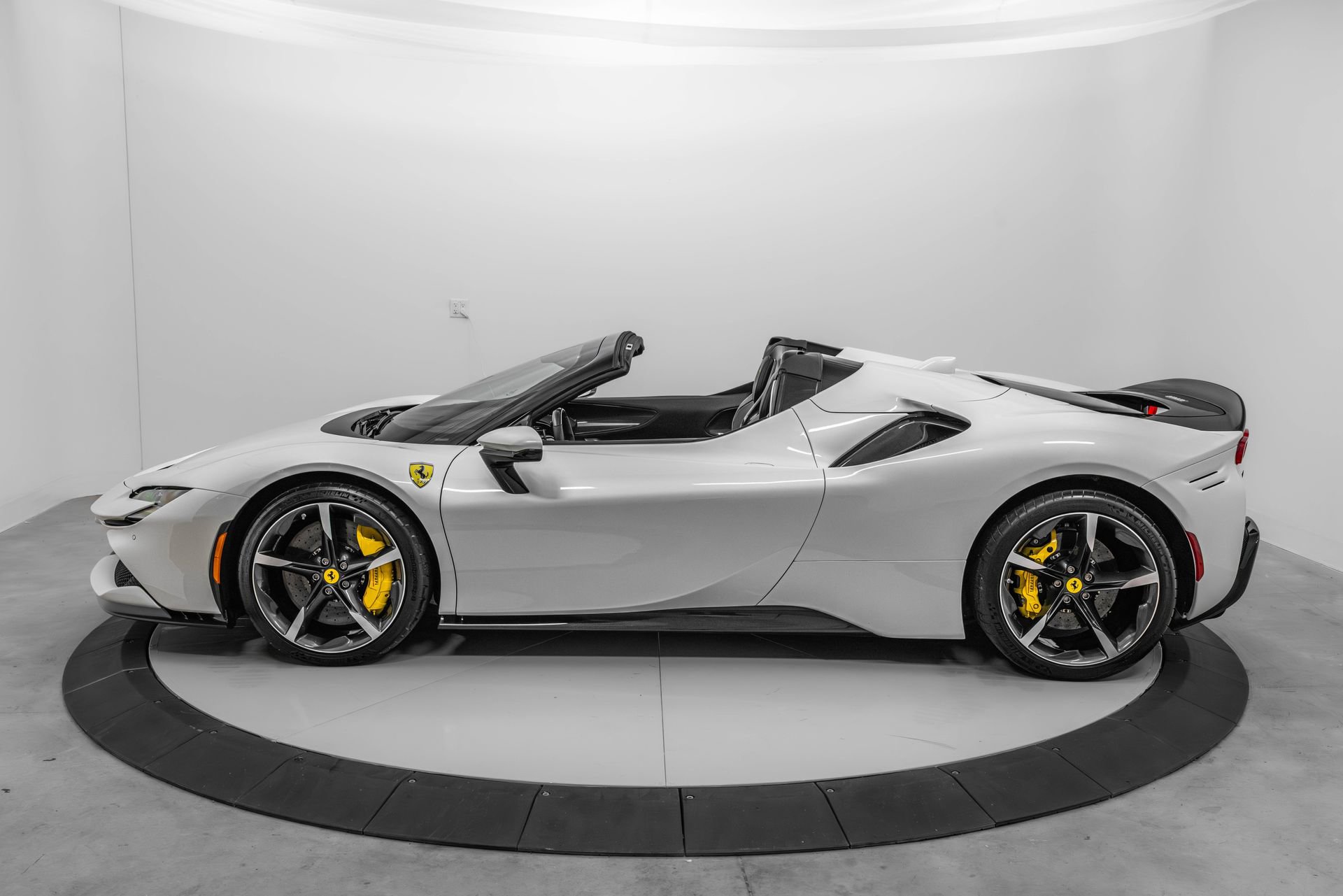 Certified 2024 Ferrari SF90 Spider image 3