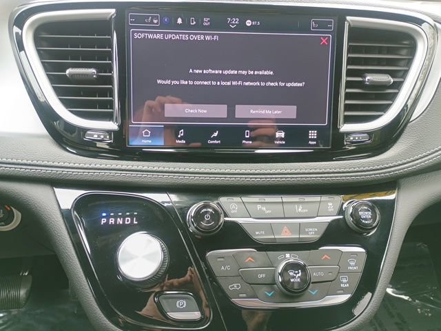 Used 2024 Chrysler Pacifica Touring FWD image 29