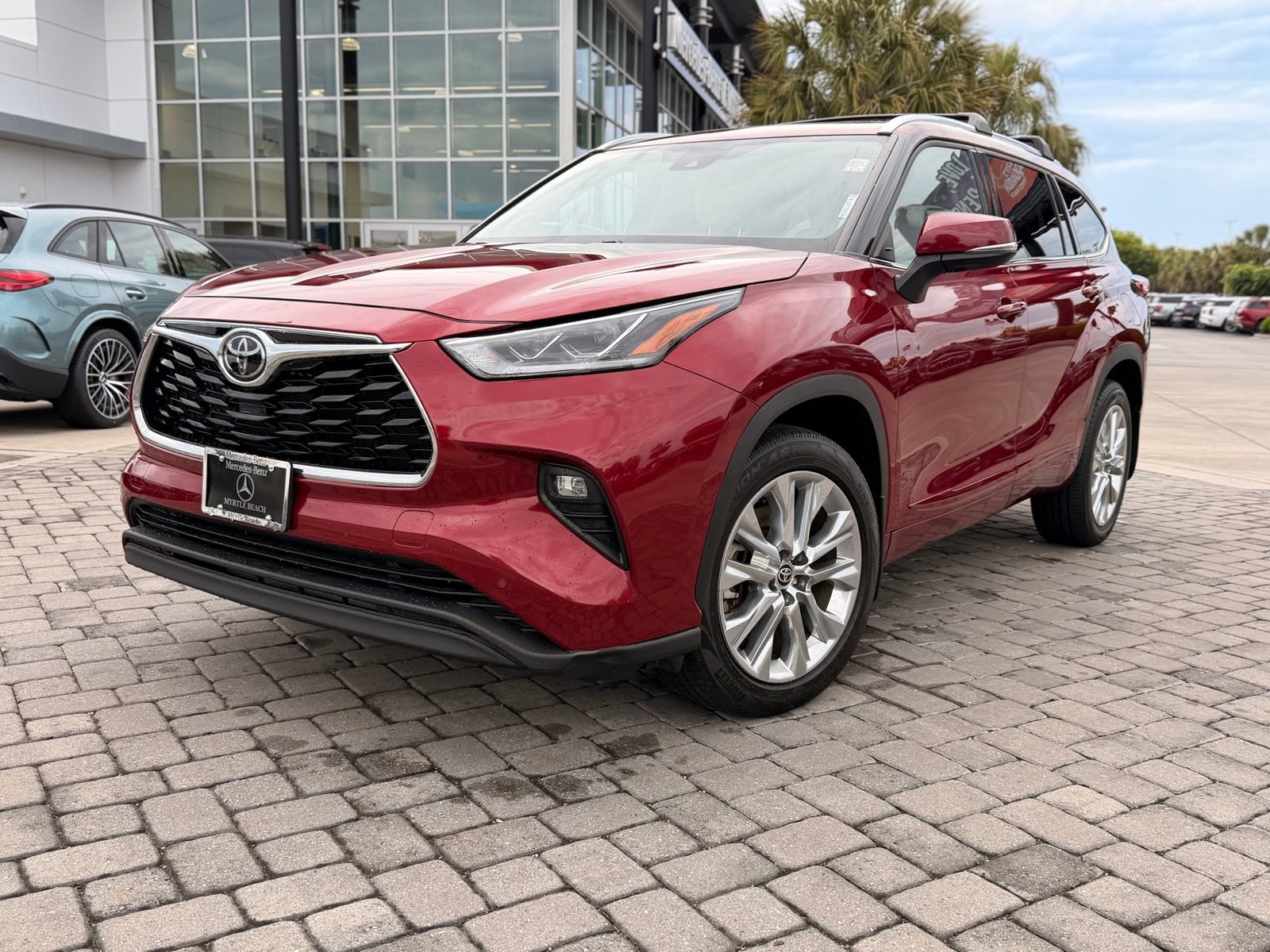 Used 2022 Toyota Highlander Limited FWD image 1