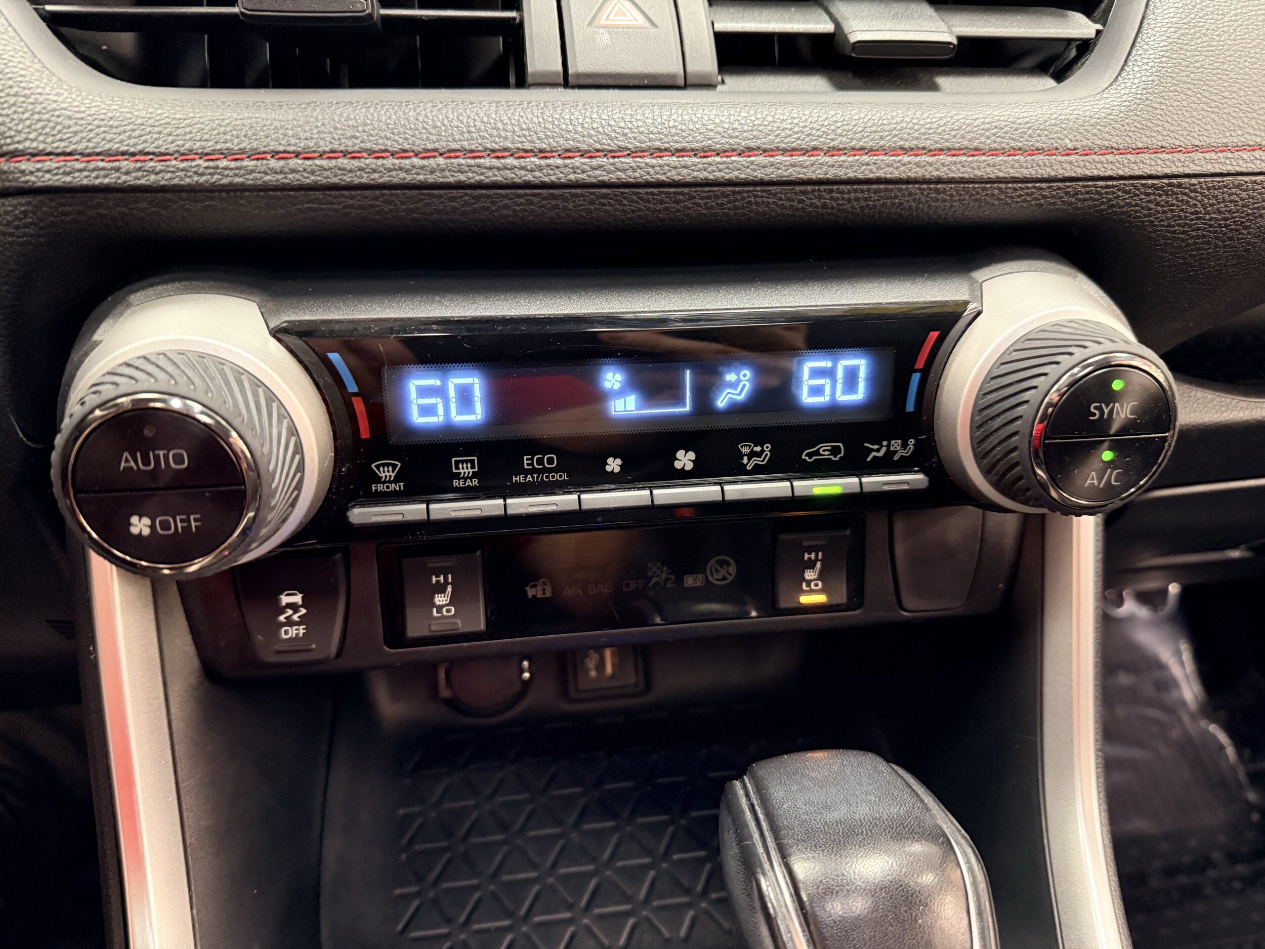 Used 2024 Toyota RAV4 SE w/ Weather & Moonroof Package AWD/4WD image 29