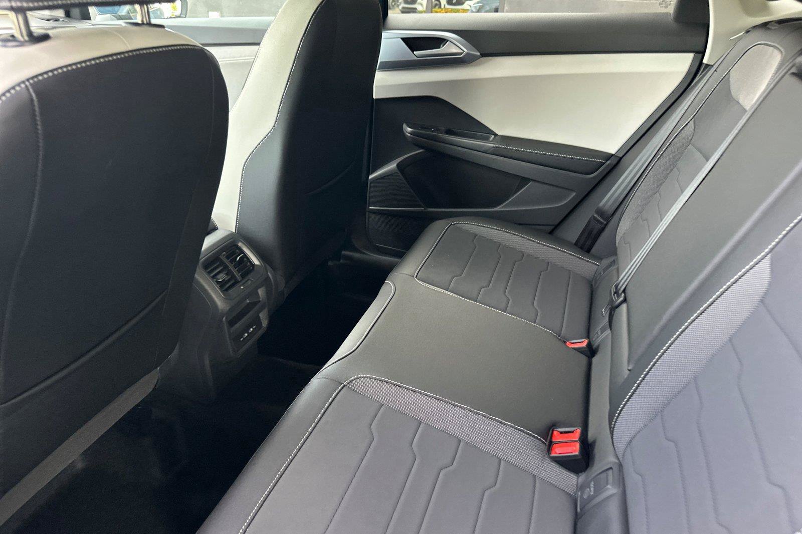 New 2026 Volkswagen Taos SE FWD image 12