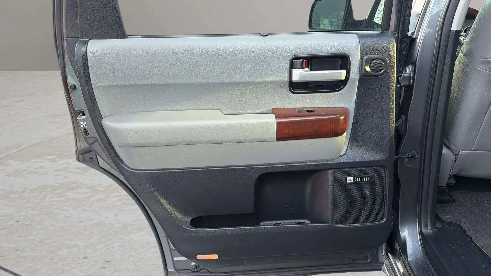 Used 2016 Toyota Sequoia Platinum image 23