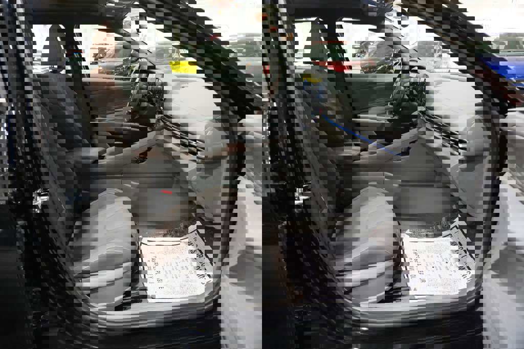 Used 2025 Hyundai Elantra SEL image 31