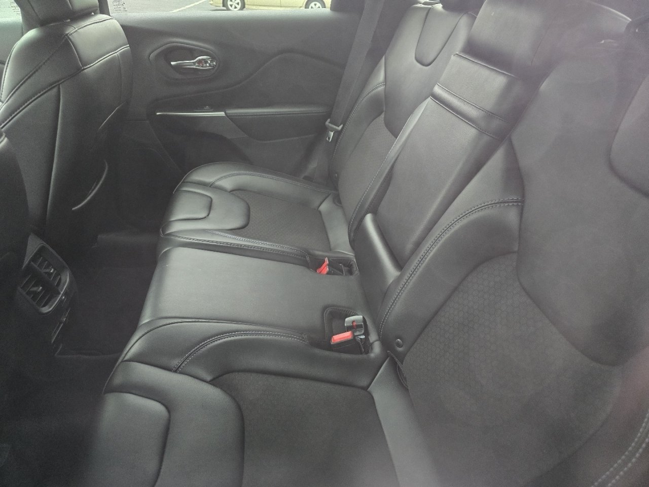 Used 2019 Jeep Cherokee Latitude Plus w/ Comfort/Convenience Group FWD image 15