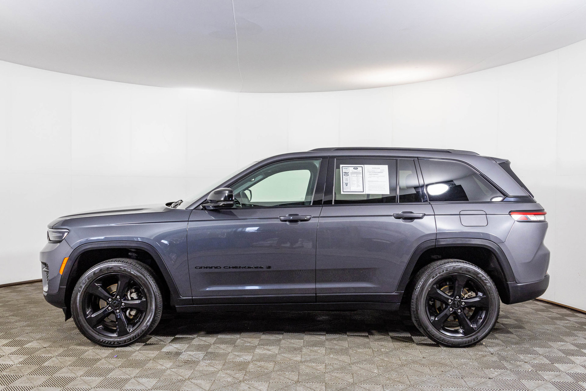 Used 2024 Jeep Grand Cherokee Laredo AWD/4WD image 22