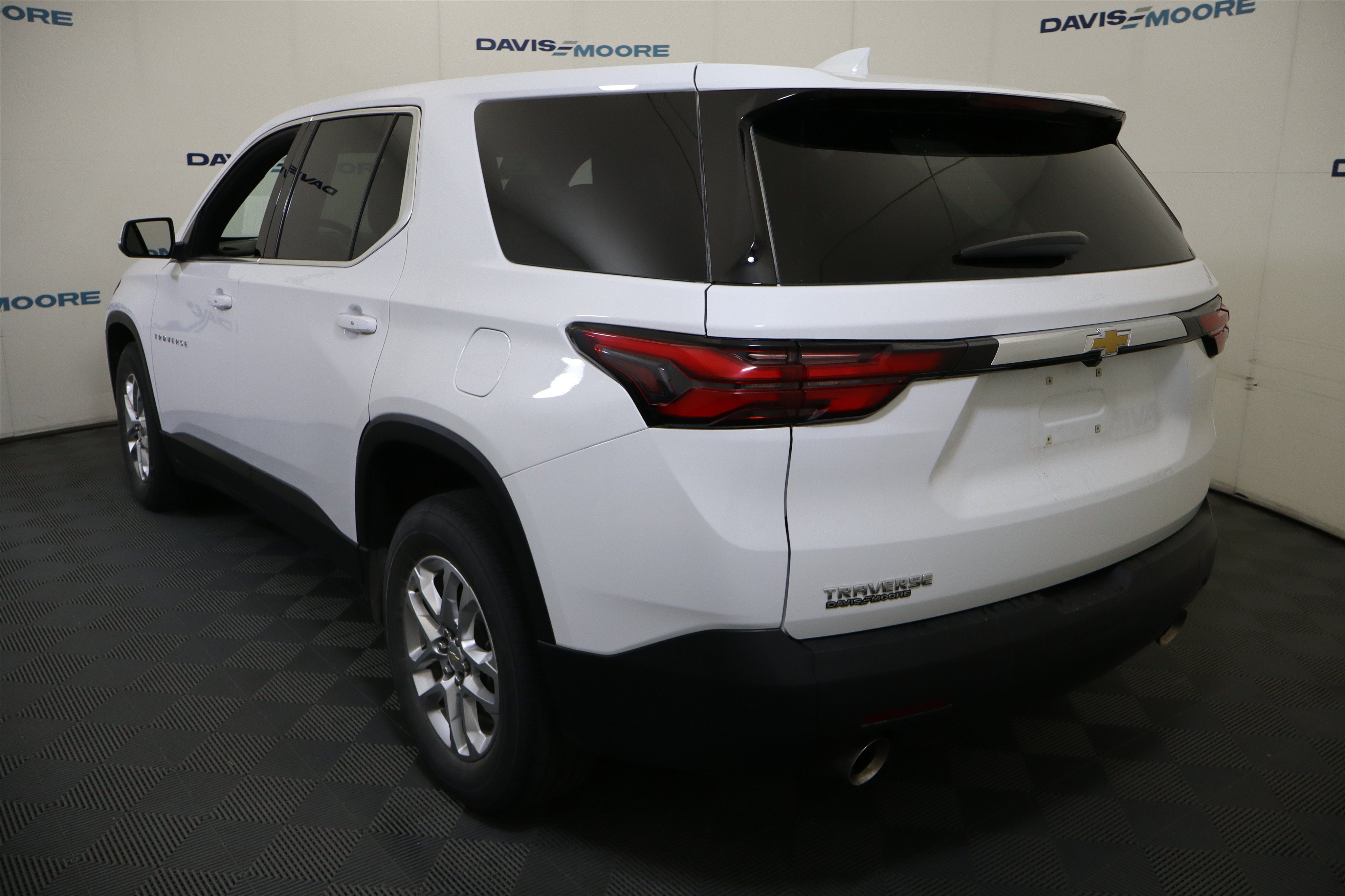 Used 2023 Chevrolet Traverse LS FWD image 10