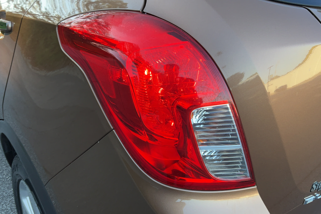 Certified 2016 Buick Encore Convenience FWD image 28