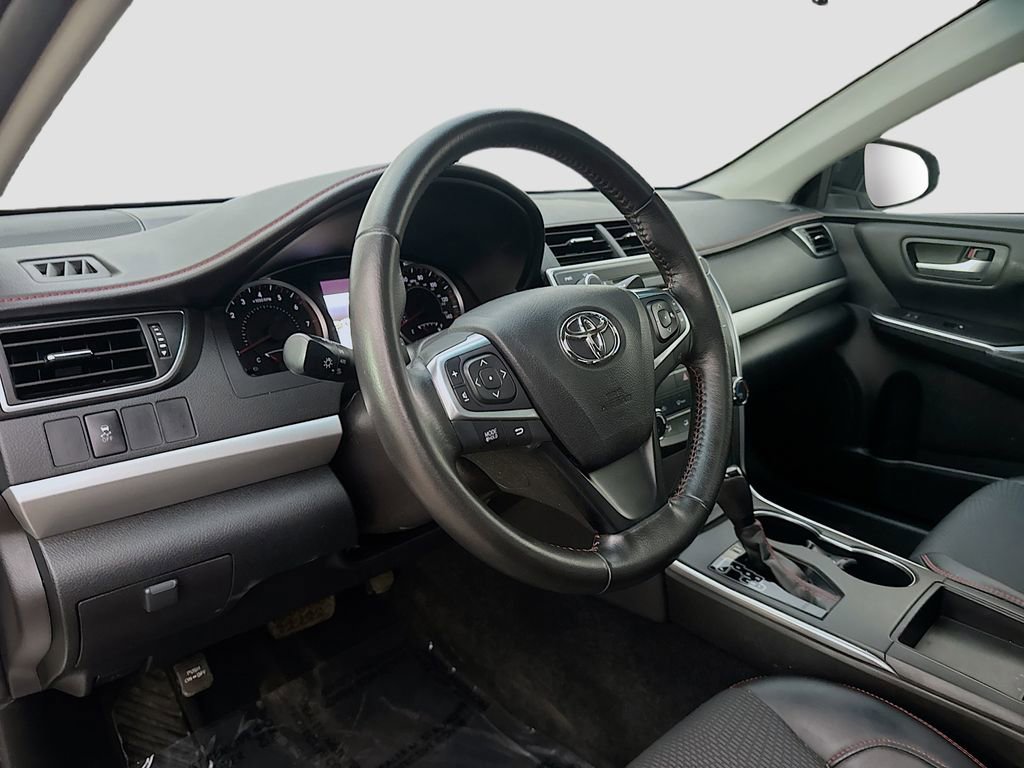 Used 2016 Toyota Camry SE w/ Moonroof Package FWD image 10