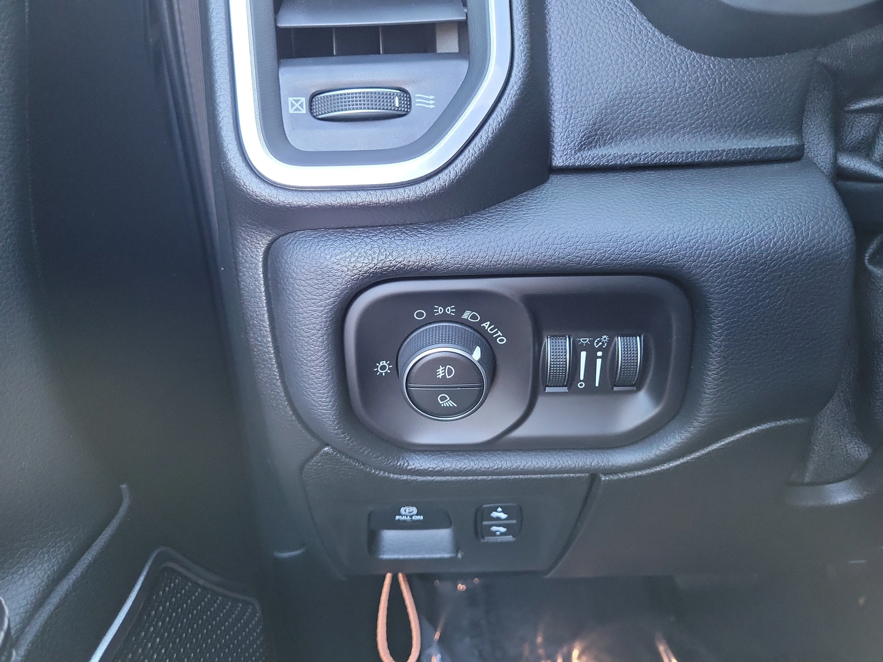 Used 2019 RAM 1500 Laramie RWD image 29