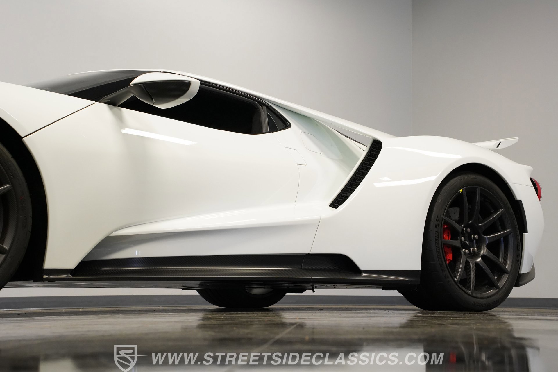 Used 2017 Ford GT RWD image 24