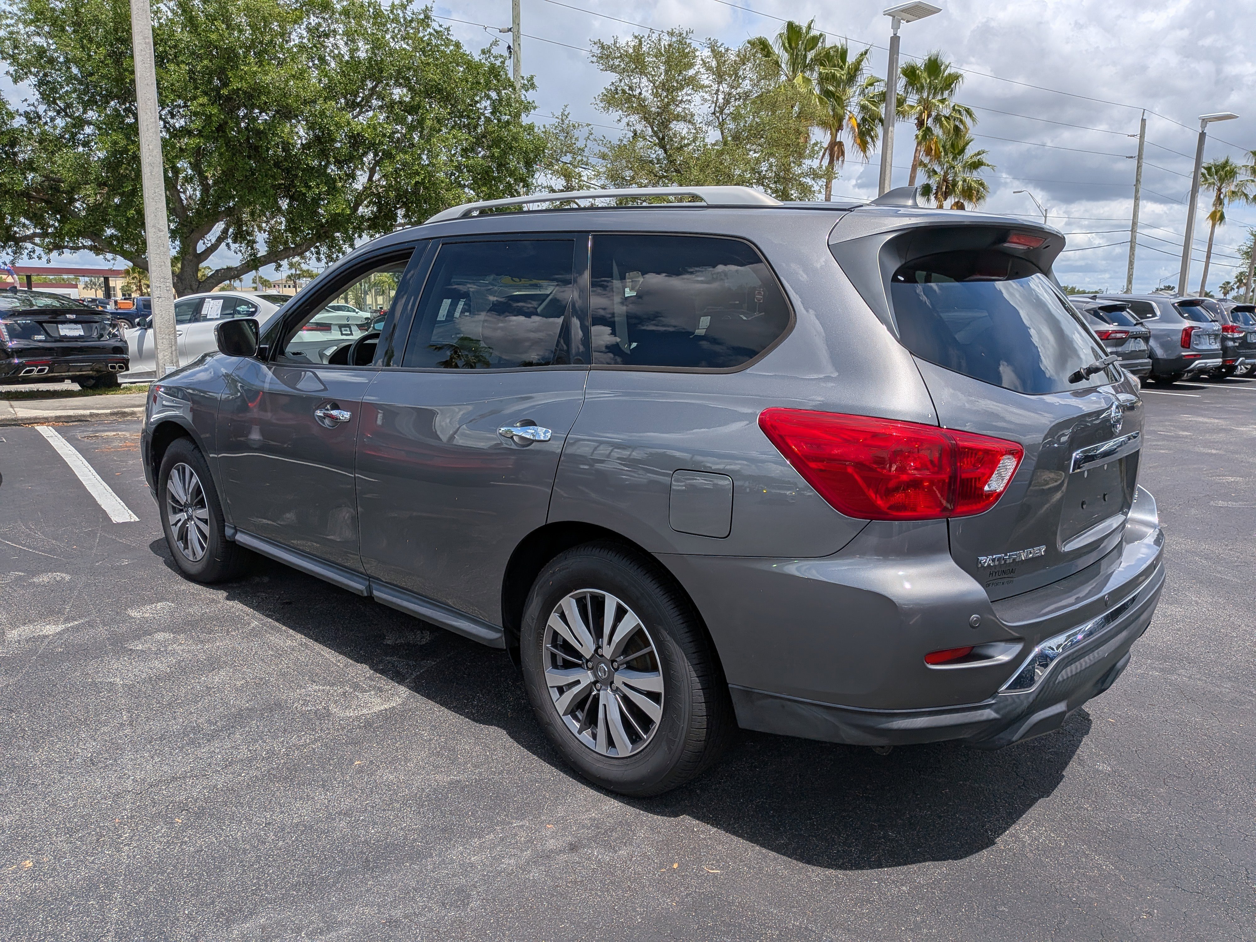 Used 2020 Nissan Pathfinder SV image 6