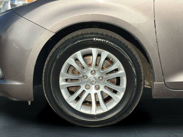 Used 2016 Toyota Sienna XLE 4D Passenger Van image 36