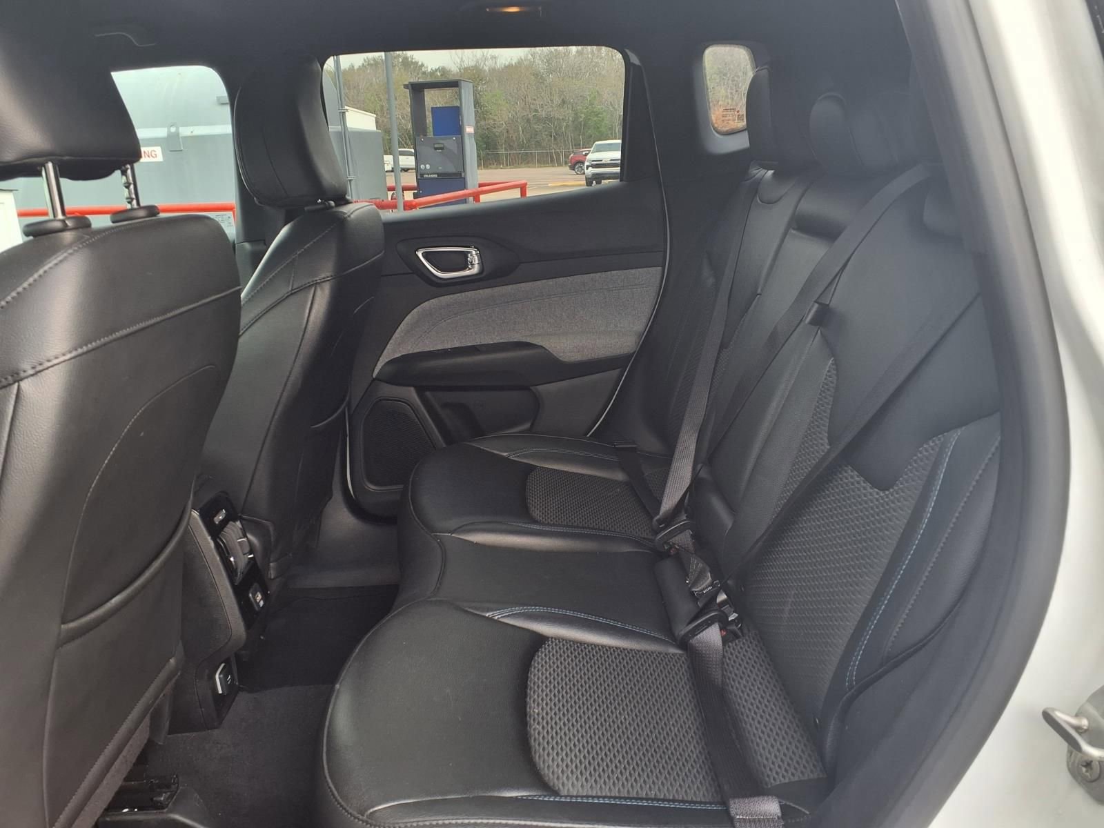 Used 2025 Jeep Compass Latitude image 18