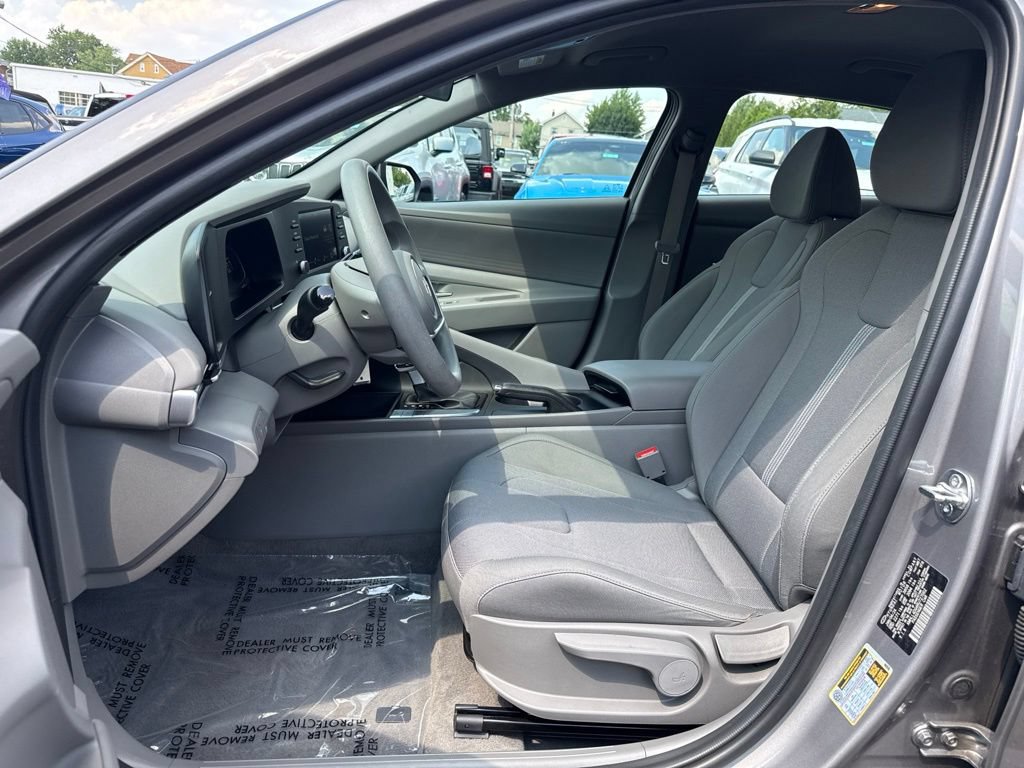 Used 2024 Hyundai Elantra SE FWD image 14