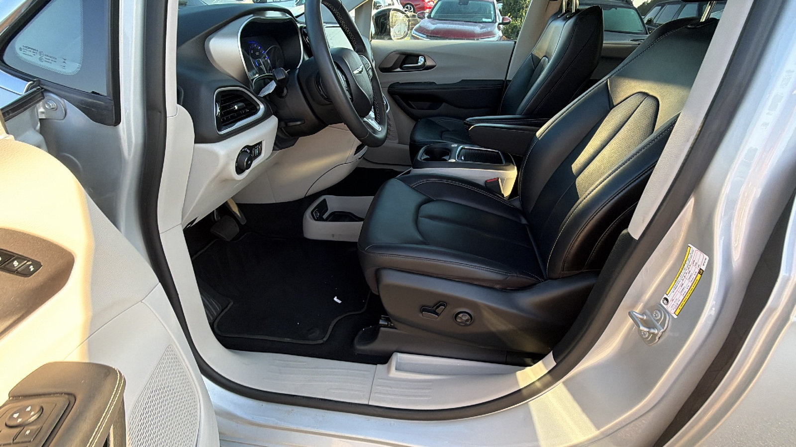 Used 2024 Chrysler Pacifica Touring-L FWD image 16