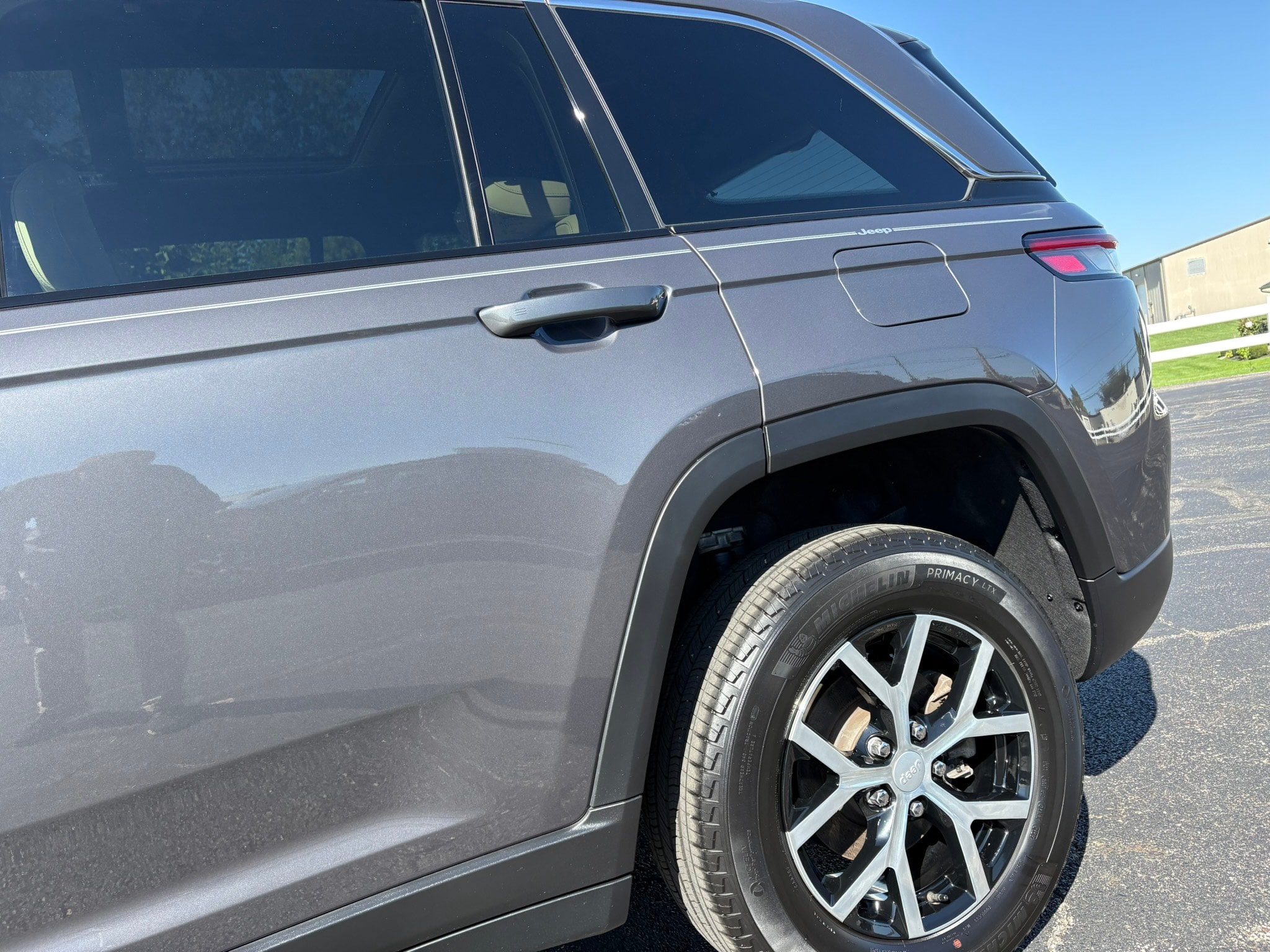 Used 2025 Jeep Grand Cherokee Limited w/ Luxury Tech Group II AWD/4WD image 6