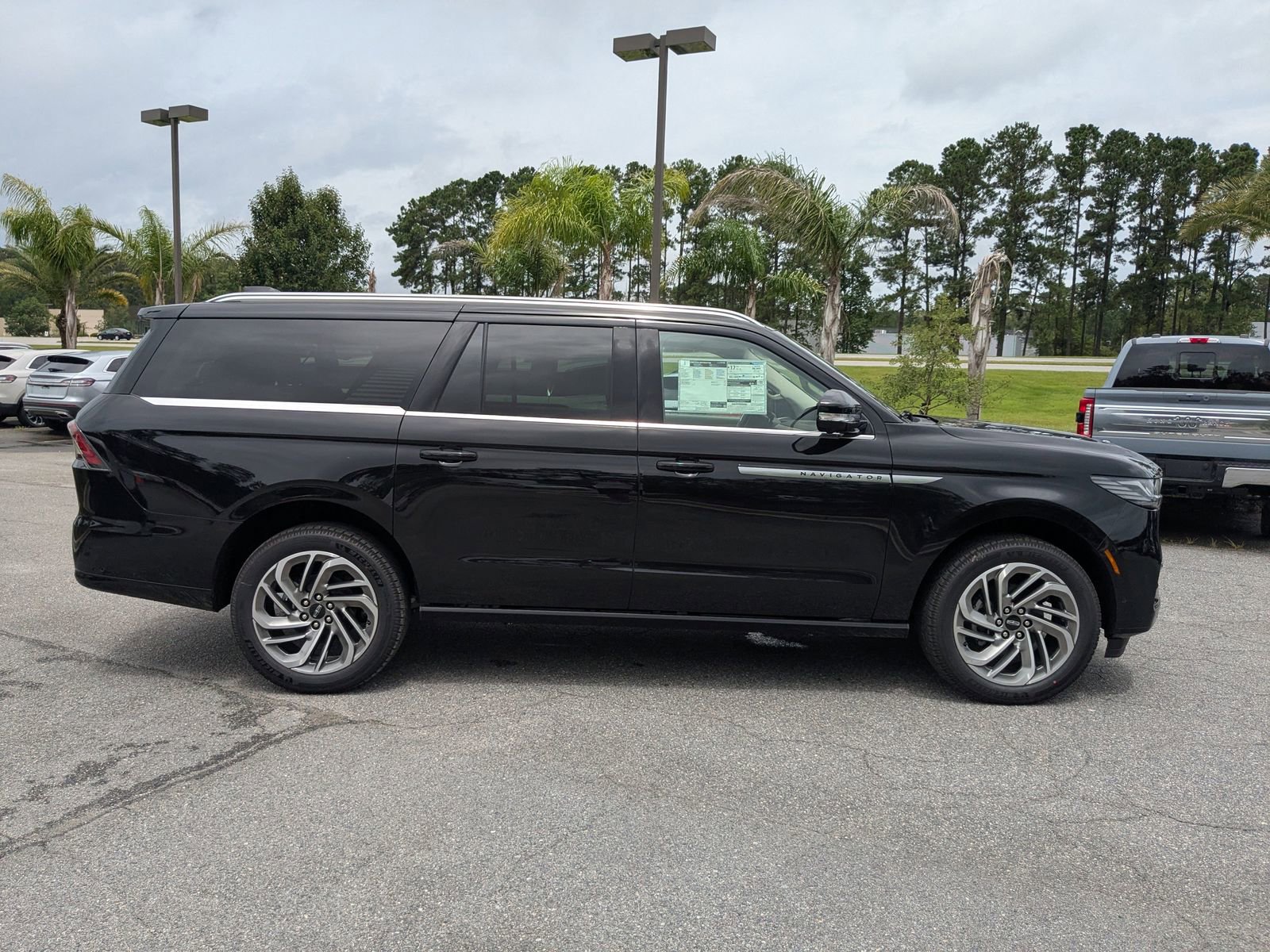 New 2025 Lincoln Navigator L Reserve image 3