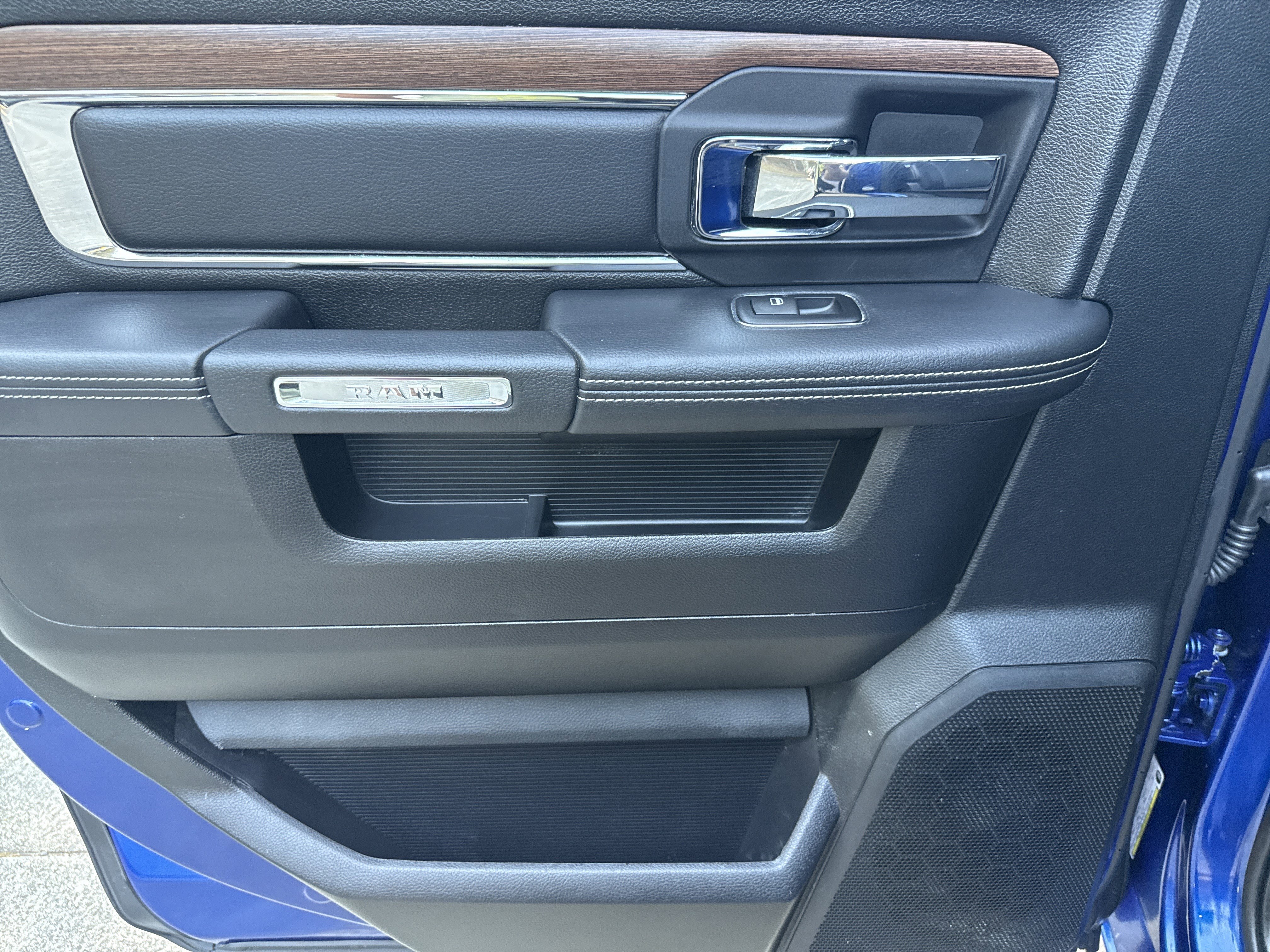 Used 2015 RAM 1500 Laramie w/ Convenience Group AWD/4WD image 21