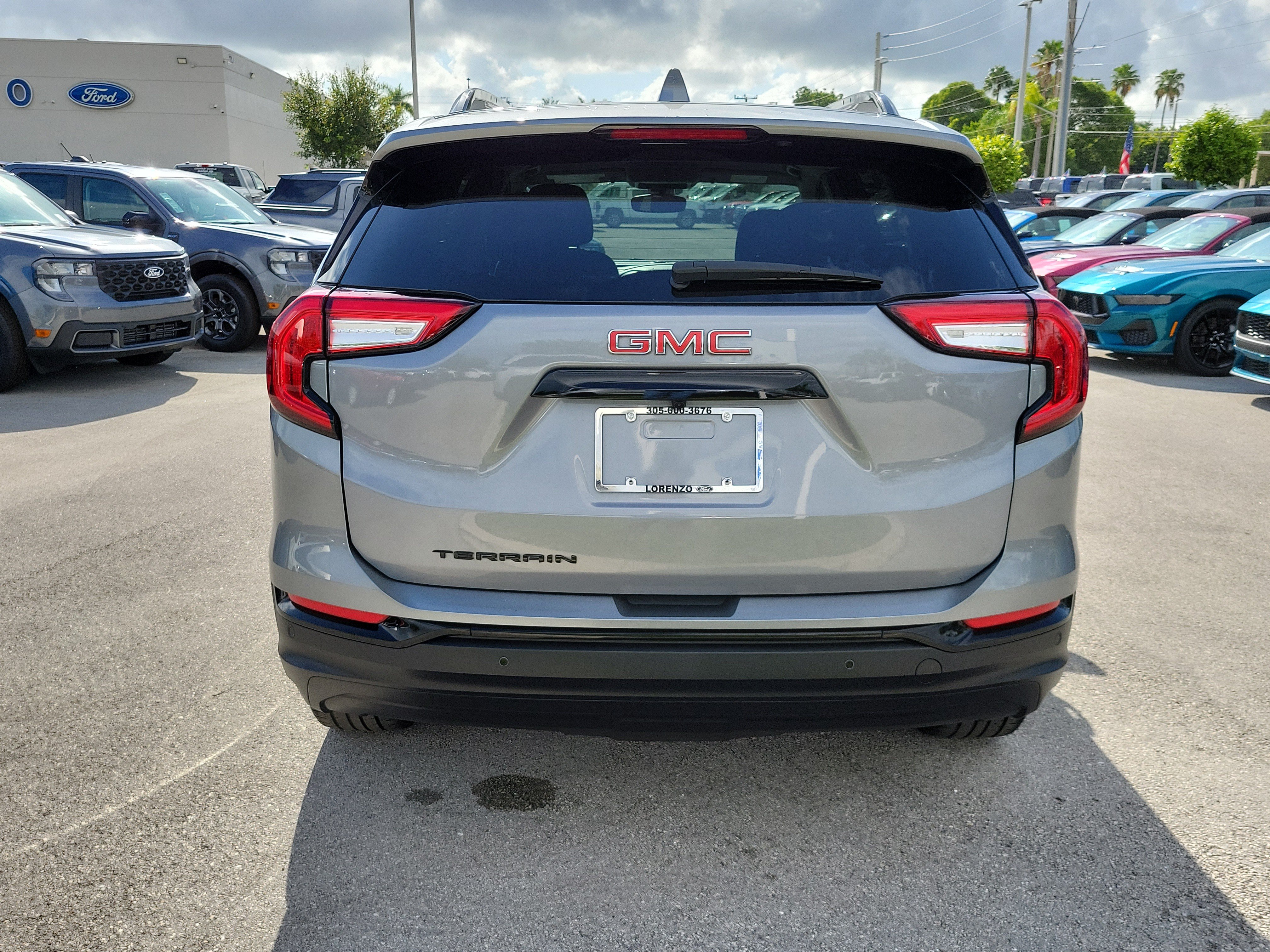 Used 2024 GMC Terrain SLE w/ Driver Convenience Package FWD image 6
