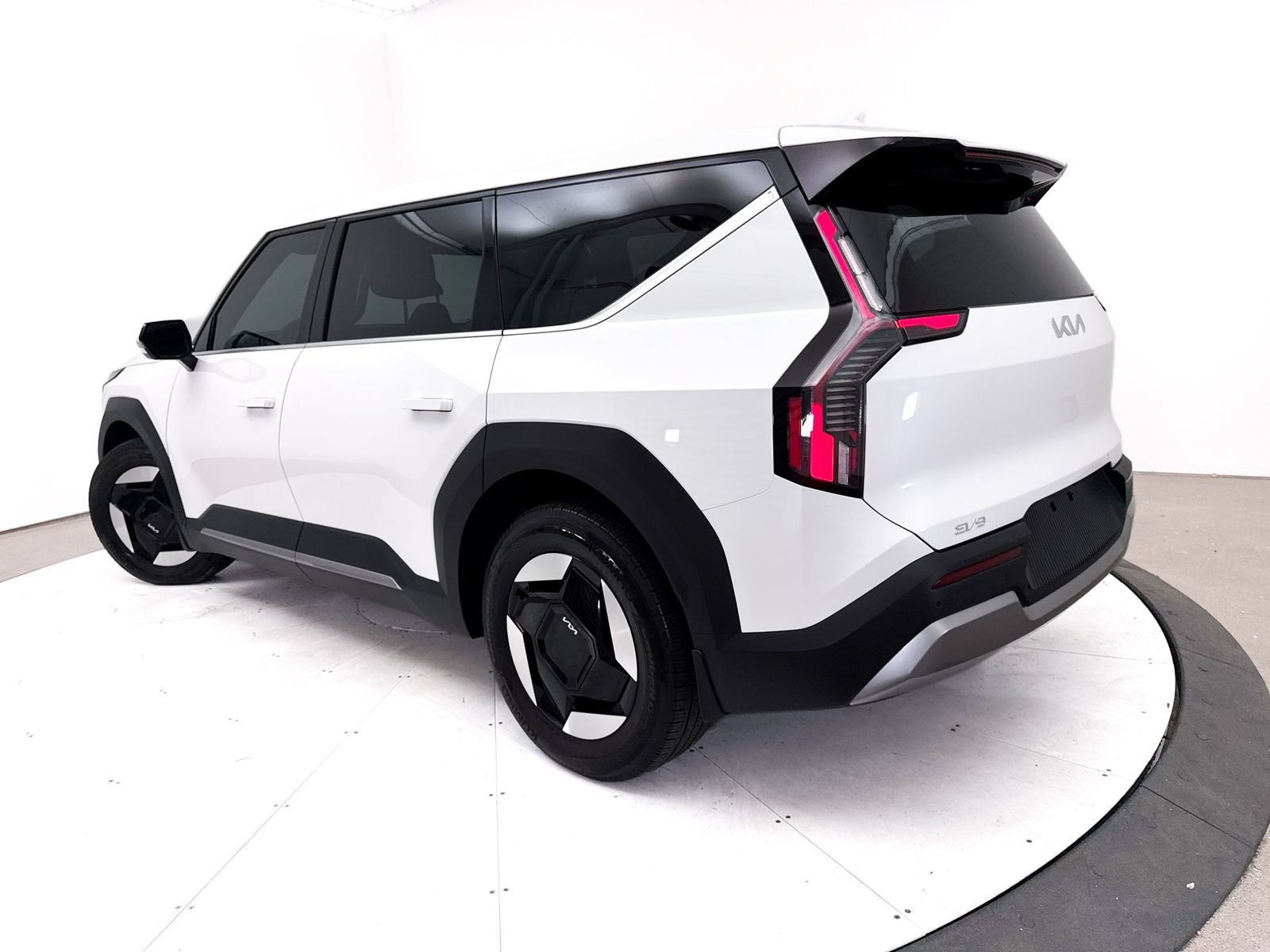 Certified 2024 Kia EV9 Light Long Range RWD image 2