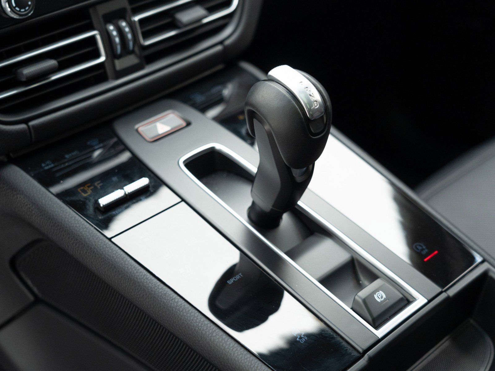 Certified 2025 Porsche Macan image 26