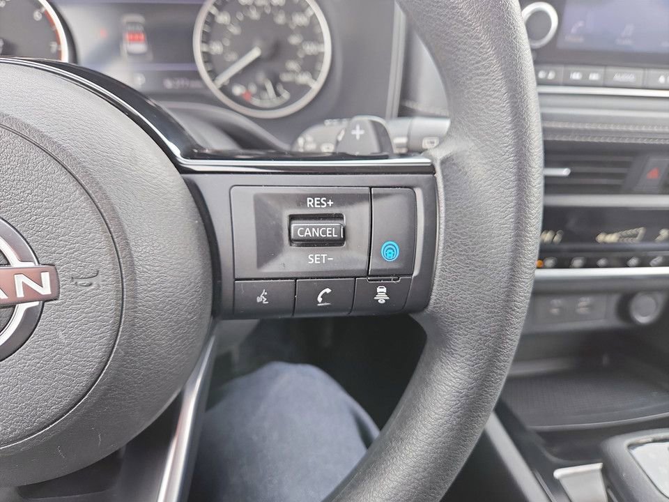 Used 2023 Nissan Rogue SV image 16