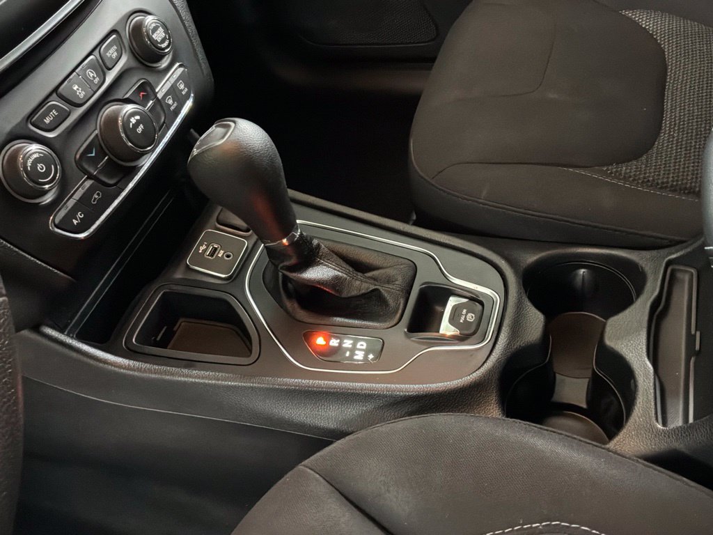 Used 2021 Jeep Cherokee Latitude FWD image 16