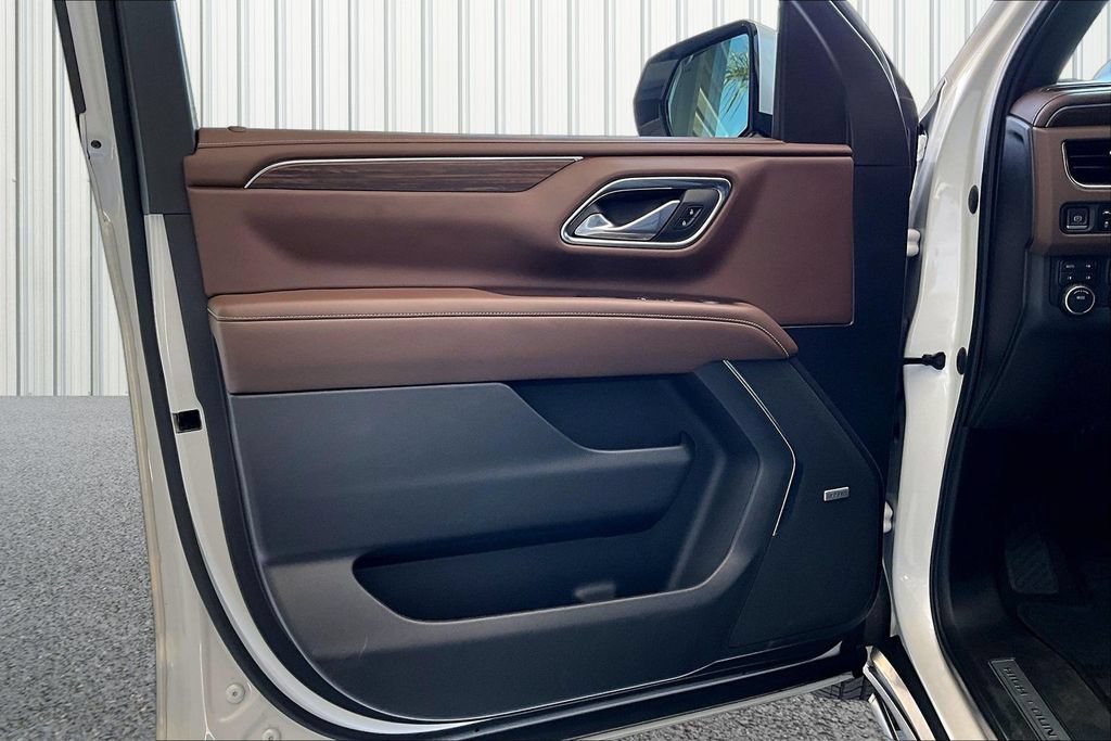 Used 2023 Chevrolet Suburban High Country w/ Premium Package AWD/4WD image 17