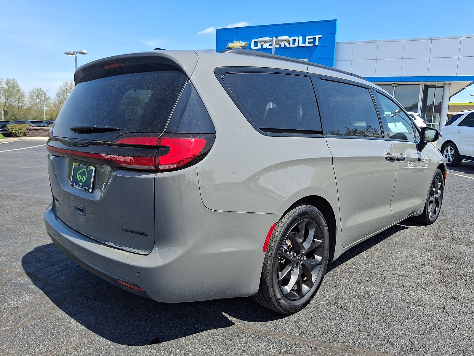 Used 2025 Chrysler Pacifica Limited FWD image 7