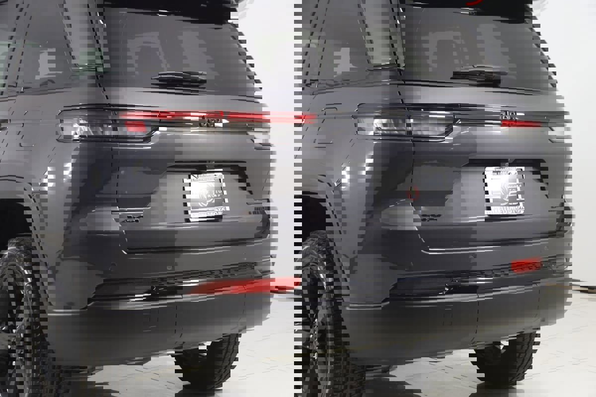 Used 2024 Jeep Grand Cherokee Limited w/ Luxury Tech Group II image 24