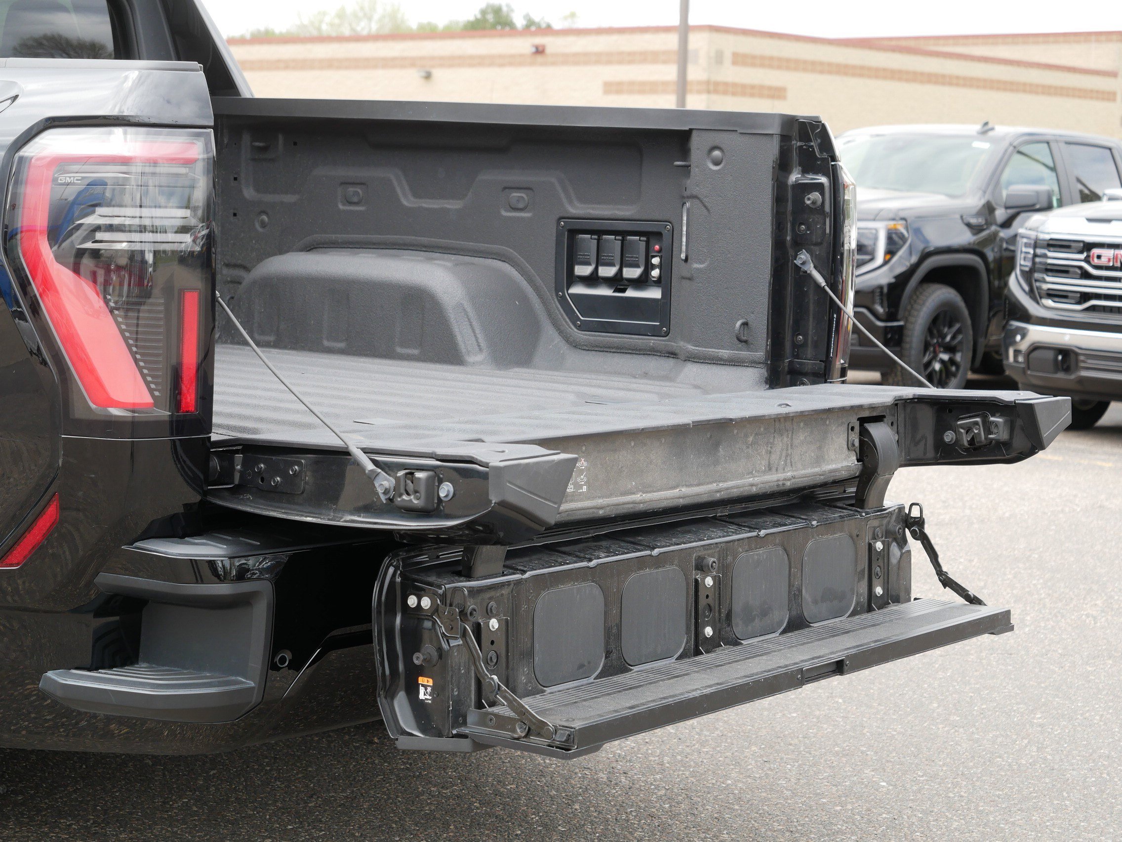 Used 2025 GMC Sierra EV Denali AWD/4WD image 18