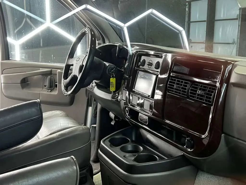 Used 2006 Chevrolet Express 1500 w/ Preferred Equipment Group image 8