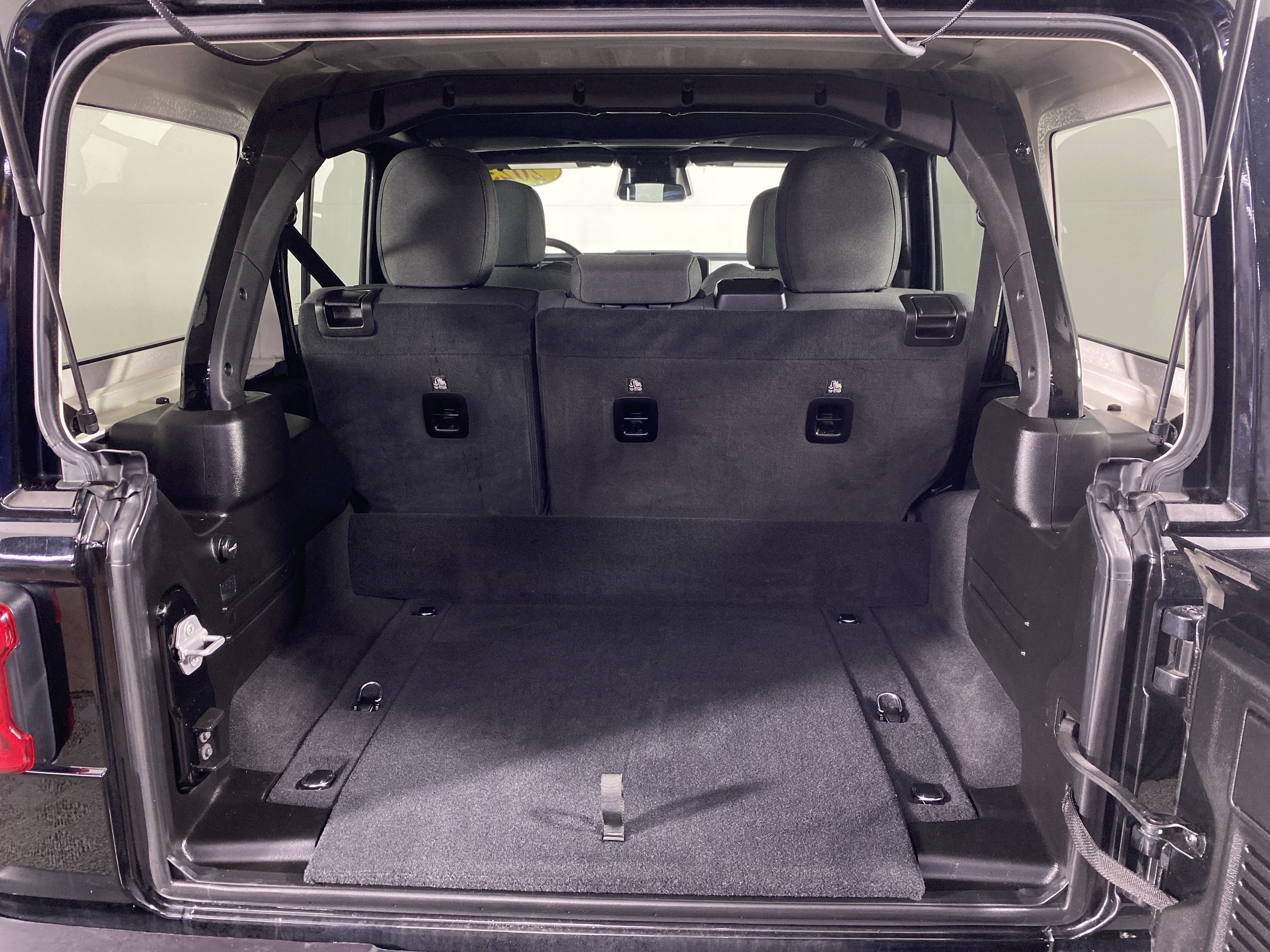 Used 2025 Jeep Wrangler Sahara AWD/4WD image 32