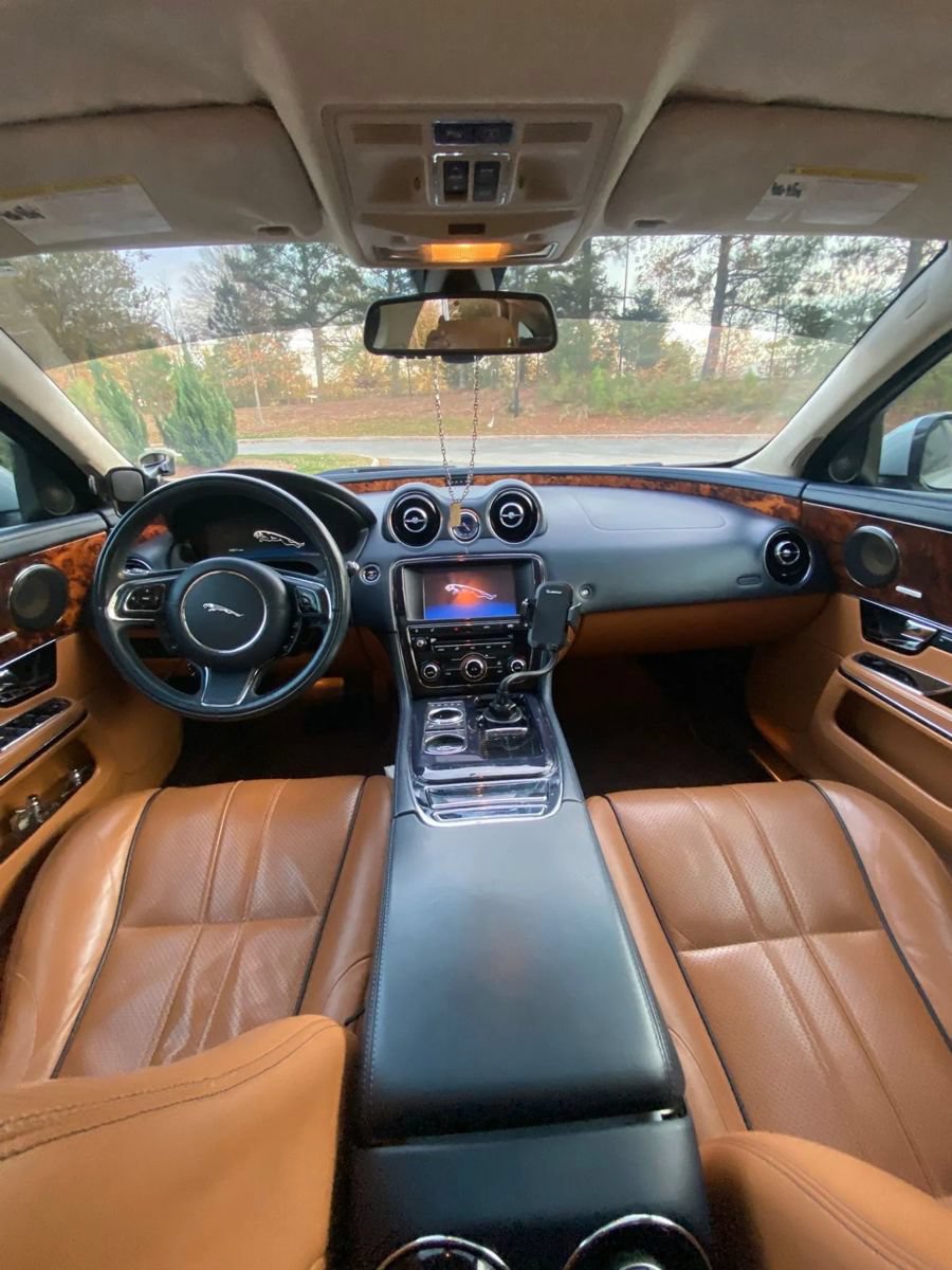 Used 2011 Jaguar XJ L Supercharged RWD image 9