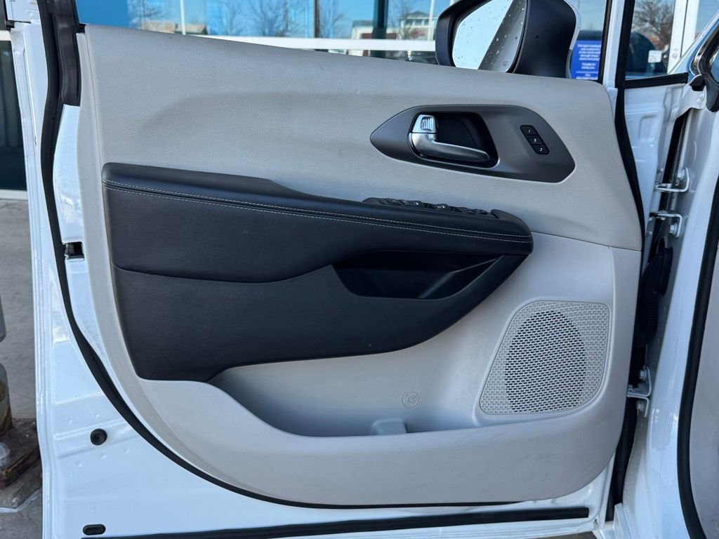 Used 2023 Chrysler Pacifica Touring-L image 16