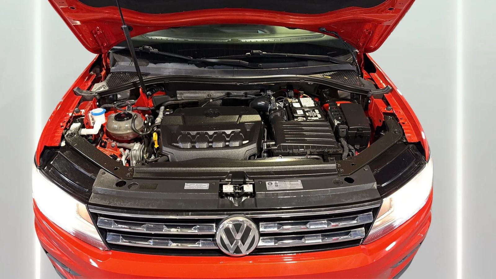 Used 2018 Volkswagen Tiguan SEL FWD image 40