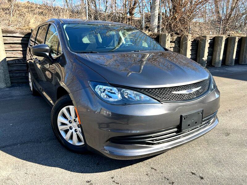 Used 2020 Chrysler Voyager L image 3