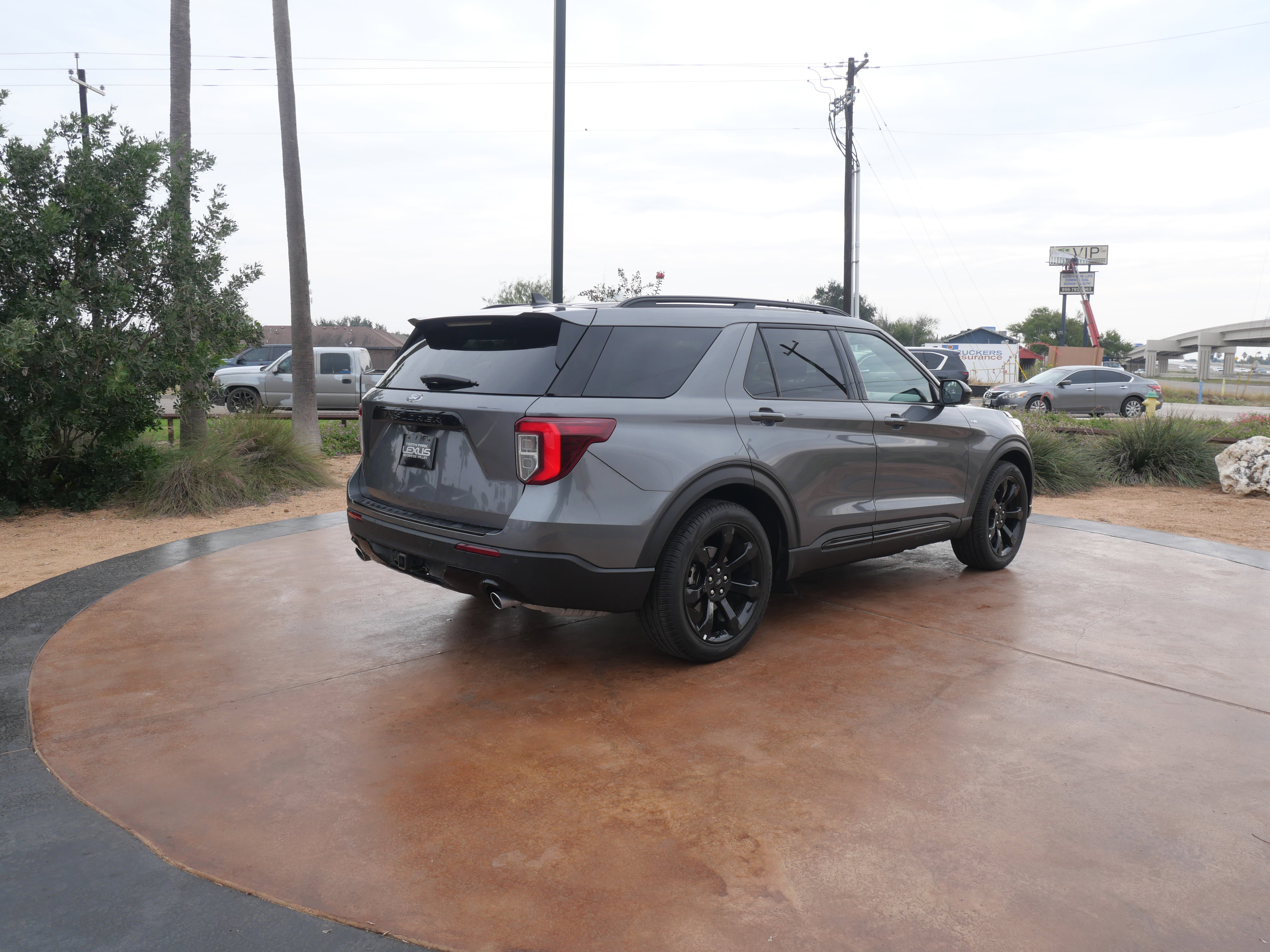 Used 2023 Ford Explorer ST-Line w/ Class IV Trailer Tow Package image 2