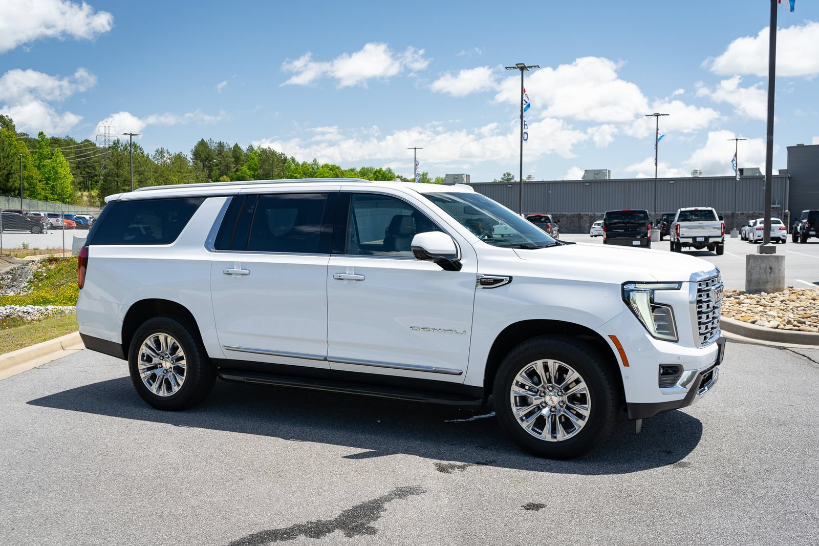 Used 2025 GMC Yukon XL Denali AWD/4WD image 12