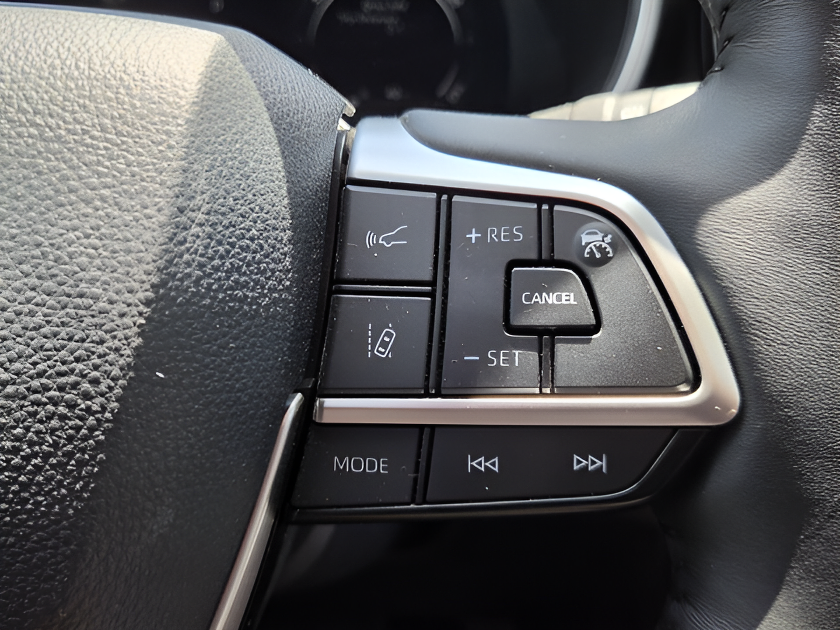 Used 2025 Toyota Highlander Limited AWD/4WD image 27